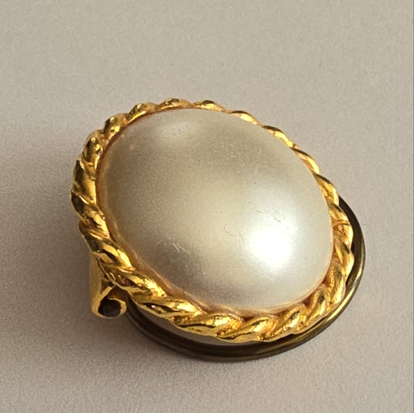 Vintage scarf clip white faux pearl gold tone Ring Western Germany - Picture 5 of 7